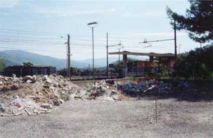 Figura 2 - Il piazzale della stazione ferroviaria ridotto a discarica